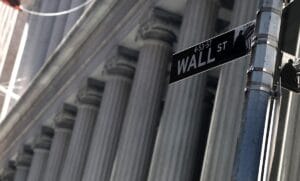 Bolsas de NY fecham sem sinal único com bancos e defesa pressionados e avanço de farmacêuticas