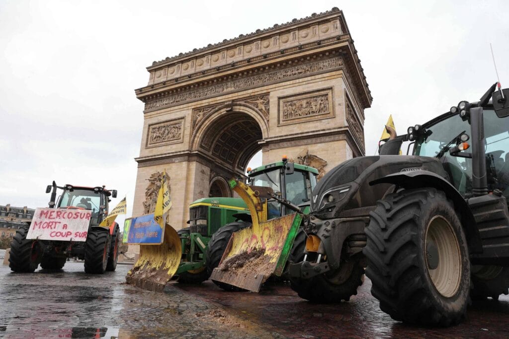 Revoltados com Mercosul, agricultores franceses ocupam Paris