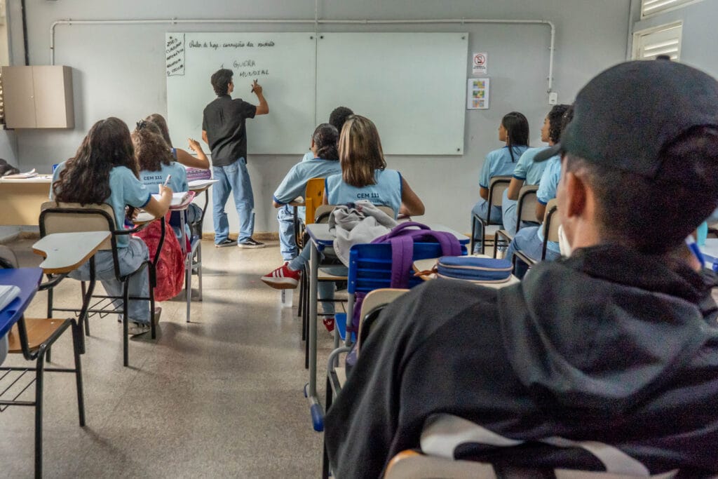 Piso dos professores deve ter reajuste baixo e põe MEC sob pressão; veja quanto e o que está em jogo