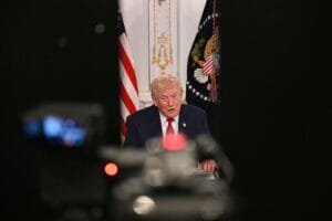 Trump assina ordem executiva para proteger receitas petrolíferas venezuelanas