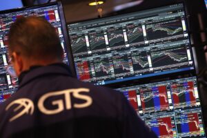 Wall Street fecha em queda, prudente sobre futuros cortes de juros pelo Fed