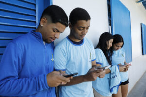MEC pesquisa impactos de lei que restringe celulares em escolas após um ano