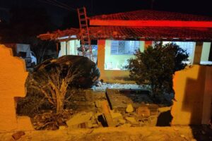 Homem mata a vizinha, foge com filhos e tenta matá-los batendo carro no interior de SP