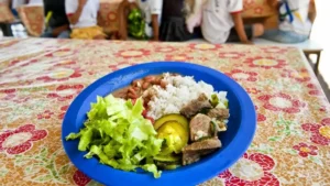 Imagem mostra prato de merenda escolar oferecido pela rede pública de ensino