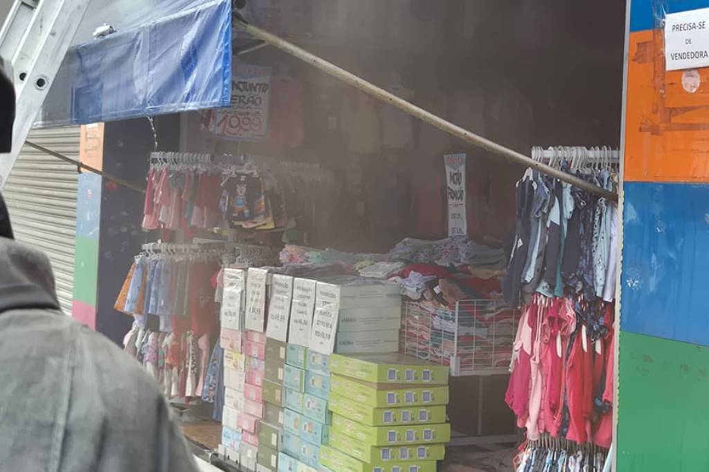 Incêndio atinge loja de enxoval para bebês no Brás, em São Paulo