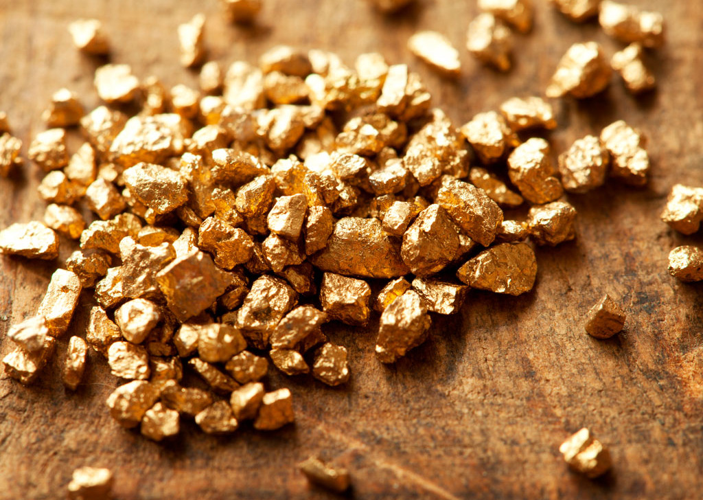 Ouro fecha em alta e se aproxima de US$ 5 mil; prata renova recorde acima dos US$ 100