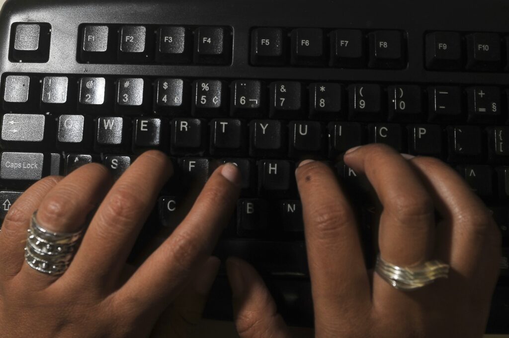 Justiça condena servidora por violar conversas privadas de colega em Taguatinga