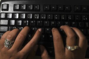 Justiça condena servidora por violar conversas privadas de colega em Taguatinga