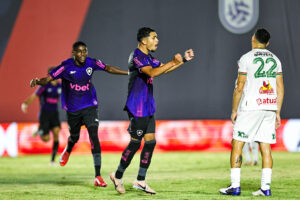 Caio Valle e demais jogadores comemorando gol do Botafogo no Campeonato Carioca