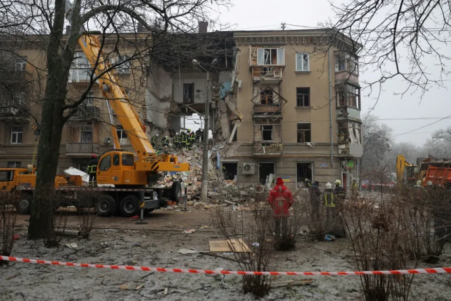 Bombardeios russos na Ucrânia matam ao menos 10 pessoas e atingem usinas energéticas