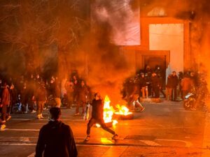 Saldo de mortos dispara em protestos no Irã