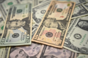 Dólar cai e Bolsa ronda a estabilidade com novas ameaças tarifárias de Trump em foco