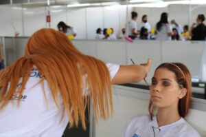 GDF abre 210 vagas gratuitas em cursos de beleza para mulheres no DF