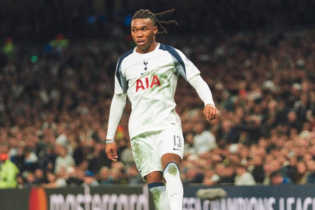 Foto colorida de Udogie, lateral do Tottenham - Metrópoles