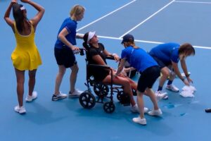 Australian Open: tenista se lesiona e deixa quadra de cadeira de rodas - destaque galeria