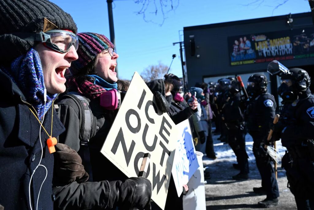 Agentes migratórios começam a deixar Minneapolis enquanto avança investigação sobre morte de ativista
