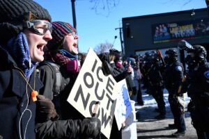 Agentes migratórios começam a deixar Minneapolis enquanto avança investigação sobre morte de ativista