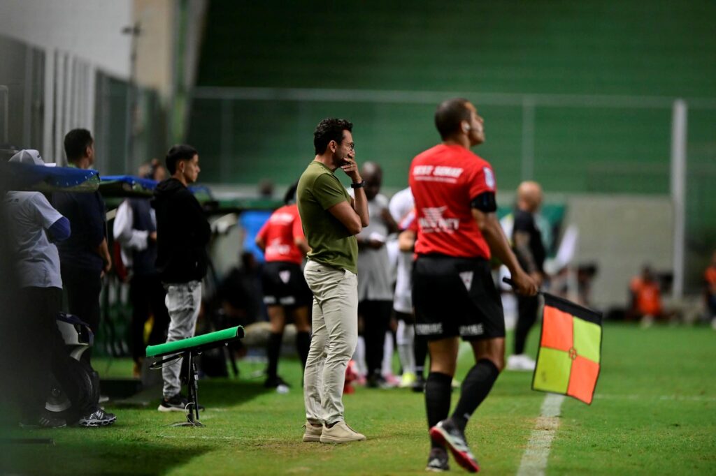 Alberto Valentim e Jorge Sampaoli (no fundo) discutiram durante clássico mineiro