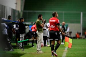 Alberto Valentim e Jorge Sampaoli (no fundo) discutiram durante clássico mineiro