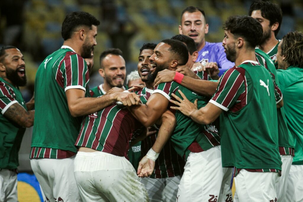 Jogadores do Fluminense comemorando gol diante do Flamengo