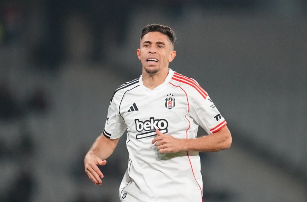 Gabriel Paulista com a camisa do Besiktas