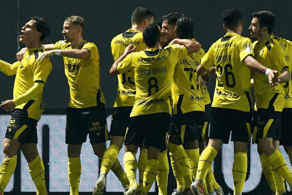 Jogadores do AD Fafe comemorando