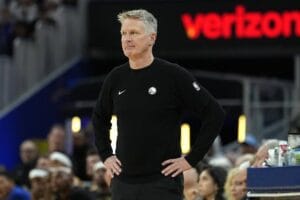 técnico do Warriors é expulso após partir para cima de árbitro