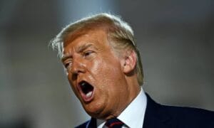 Trump diz ser o presidente da paz, mas não hesita em puxar o gatilho