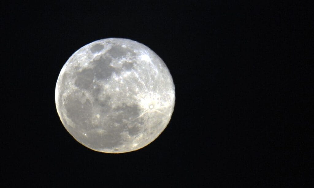 Primeira Superlua de 2026 pode ser vista neste sábado (03)