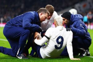 nfl (6Richy with the medical team and skipper, Micky van de Ven