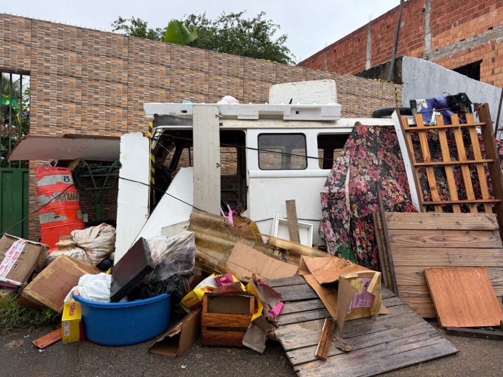 Força-tarefa retira entulho e carcaças de veículos em Ceilândia