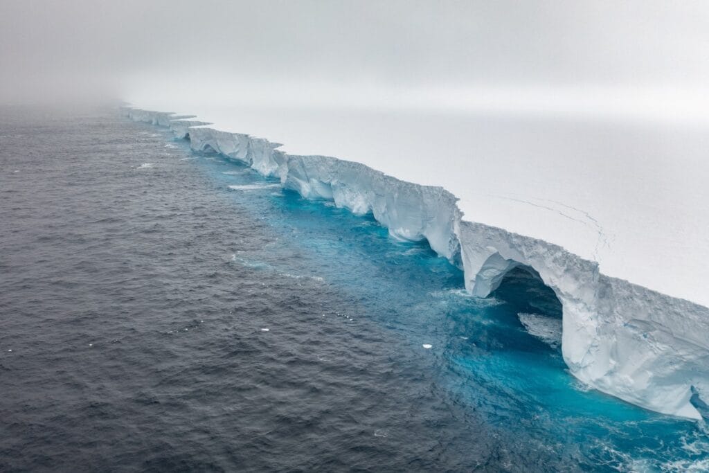 Derretimento está fazendo um dos maiores icebergs do mundo ficar azul
