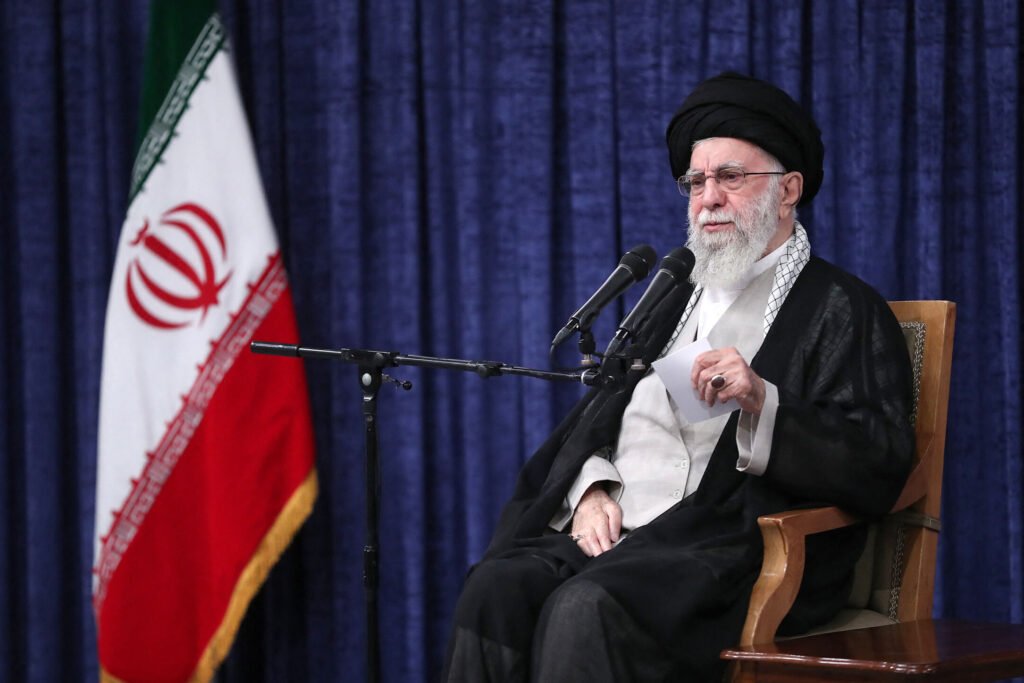 Khamenei culpa Trump pelos mortos no Irã e EUA ameaçam