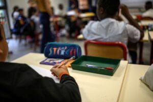 Pagar a escola com desconto ou manter o dinheiro investido? Veja o que pesa mais no bolso