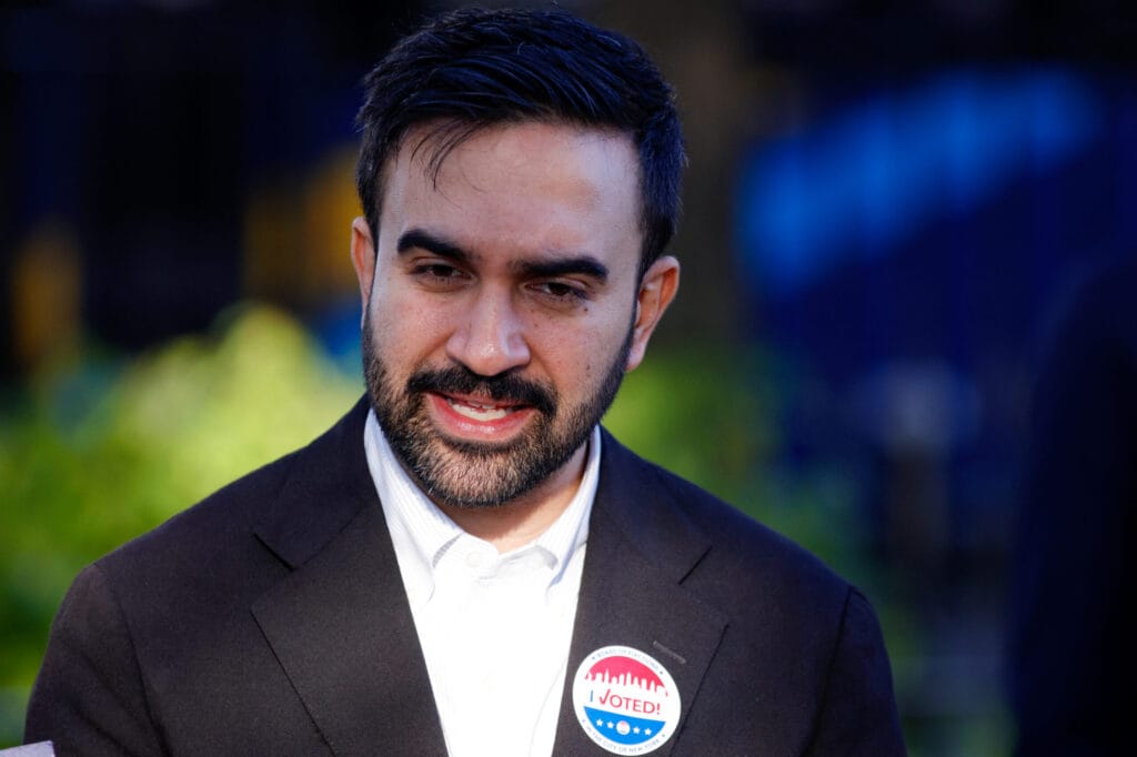 Mamdani faz primeiro juramento e toma posse da Prefeitura de Nova York