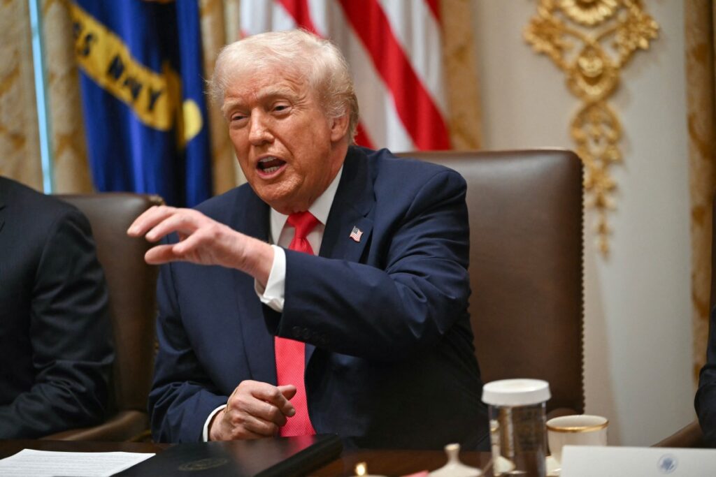 Trump ameaça usar forças armadas para acabar com os protestos em Minneapolis