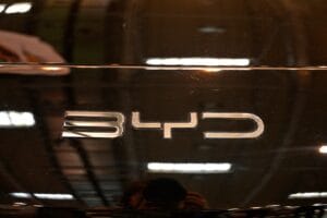 Gigante chinesa BYD bate Tesla com recorde de vendas anuais de carros elétricos em 2025