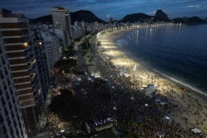 Energia restabelecida em Leme e Copacabana após apagão por furto de cabos no Rio