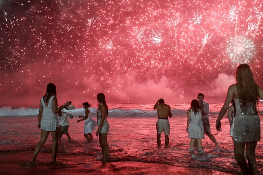 Bombeiros resgatam 547 pessoas na praia de Copacabana na Operação Réveillon