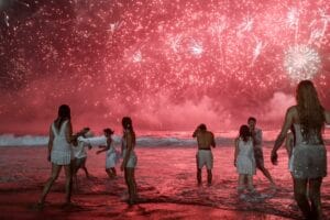 Bombeiros resgatam 547 pessoas na praia de Copacabana na Operação Réveillon