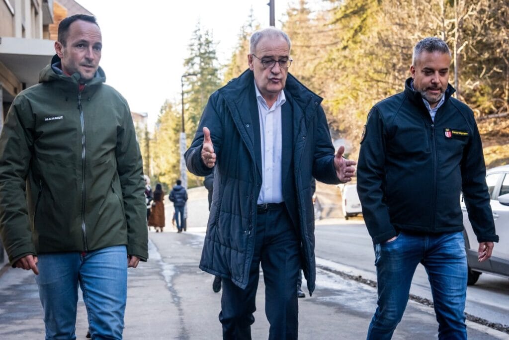 Presidente da Suíça lamenta incêndio que deixou pelo menos 40 mortos nos Alpes