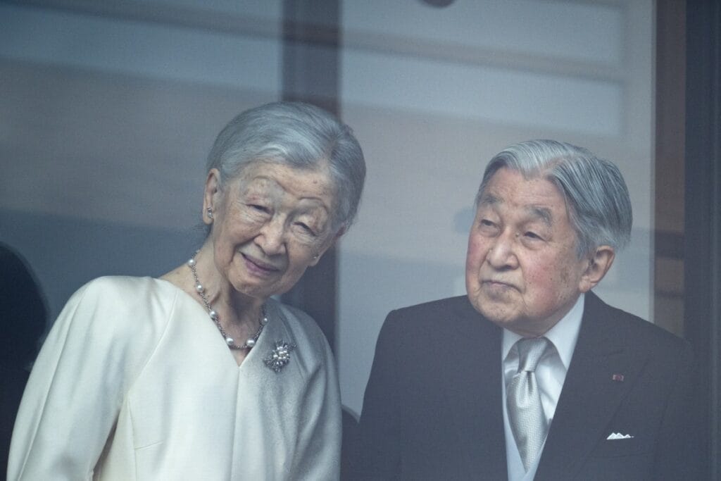 Jovem fica nu diante do imperador do Japão em discurso de Ano Novo