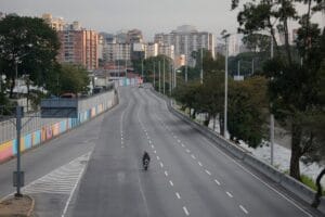 Em Caracas, lojas fecham e ruas ficam vazias à espera de informações, mas há corrida por alimentos e combustível