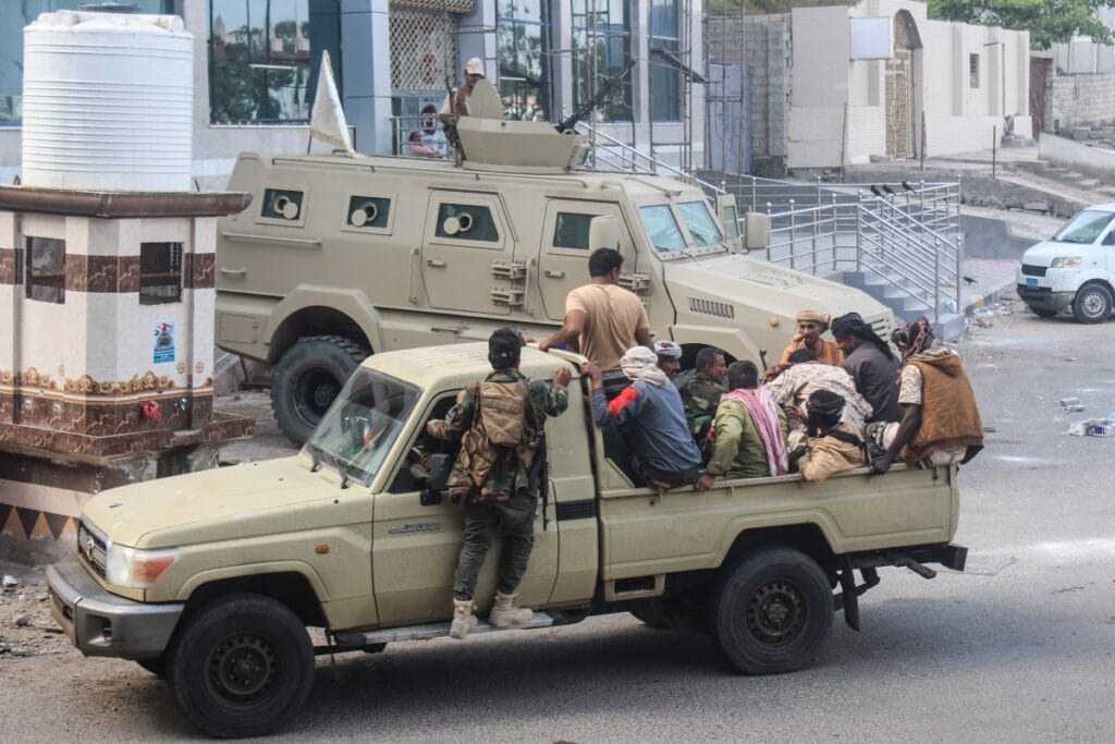 Líder separatista do Iêmen fugiu para os Emirados Árabes Unidos, afirma coalizão saudita