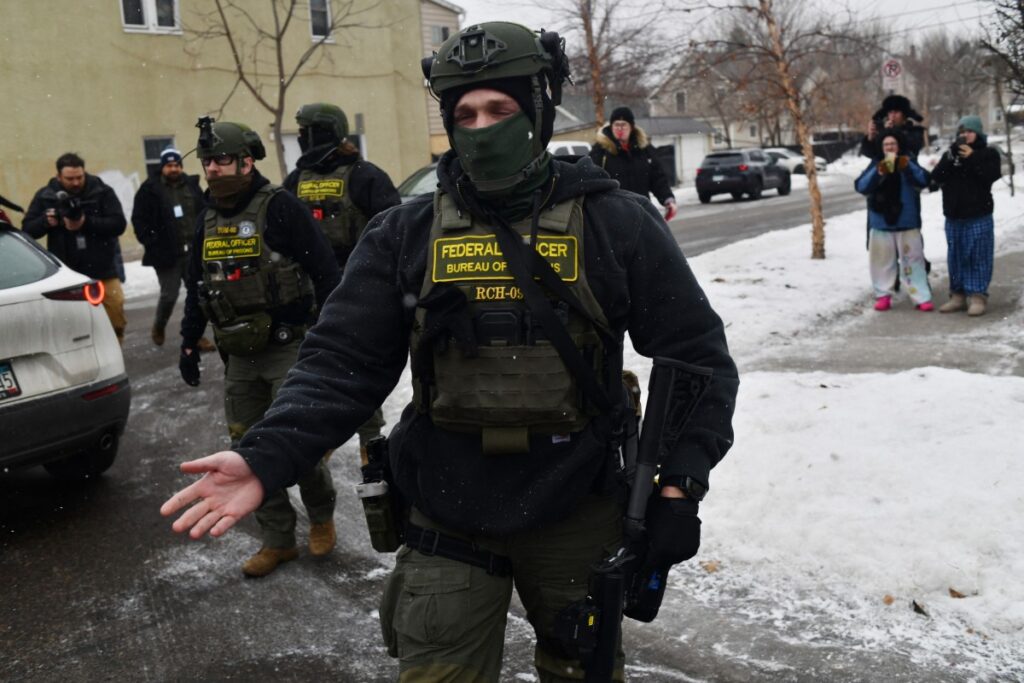 Juíza proíbe gás lacrimogêneo e prisões em protesto contra ICE em Minnesota