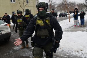 Juíza proíbe gás lacrimogêneo e prisões em protesto contra ICE em Minnesota