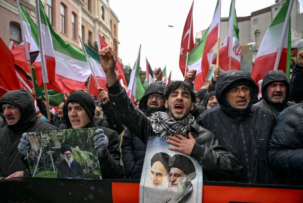 Mortes em protestos no Irã chegam a 5.000, diz agência; Khamenei faz ameaça