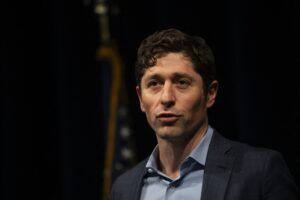 Prefeito anuncia saída gradual do ICE de Minneapolis após falar com Trump