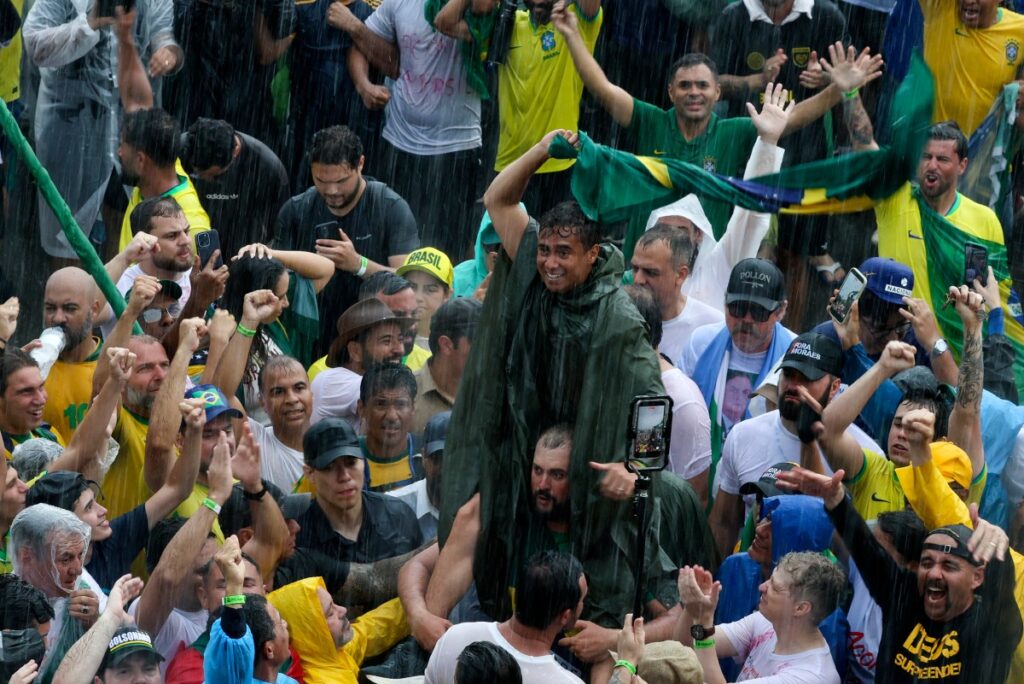 Nikolas Ferreira visita apoiadores feridos após raio durante ato em Brasília
