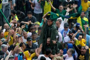 Nikolas Ferreira visita apoiadores feridos após raio durante ato em Brasília